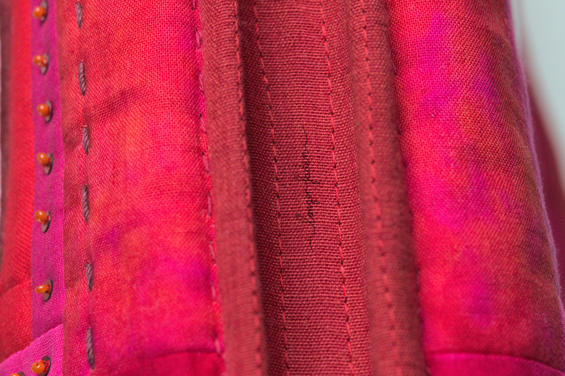 rot textilbuch ruecken detail